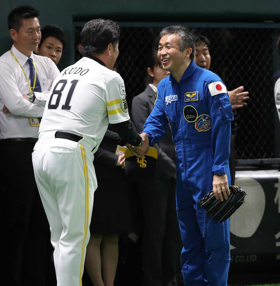 ＜ソ・楽＞試合前、工藤監督（左）と話をする宇宙飛行士の若田氏（撮影・岡田　丈靖）