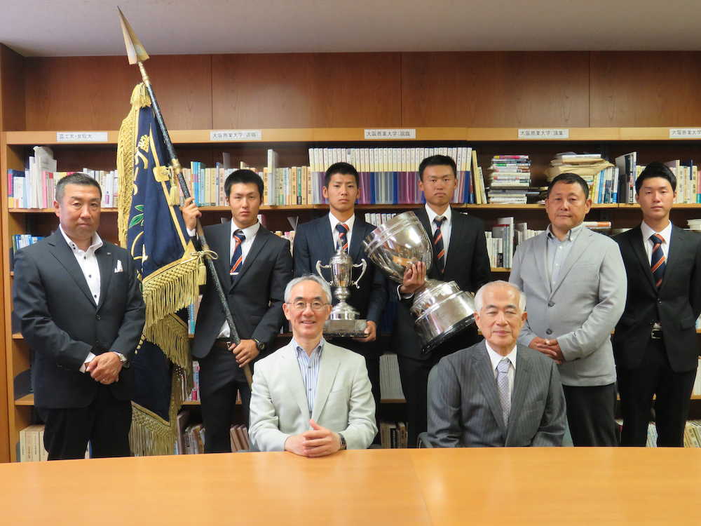 谷岡学長（前列左）に全国大会出場を報告した大商大の今秋ドラフト上位候補の太田（後列左から２人目）
