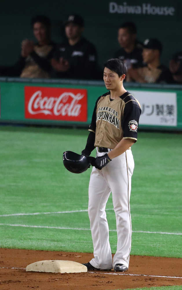 二塁走者・西川は通算２００盗塁を達成のアナウンスに微笑むが後に盗塁は取り消される（撮影・三島　英忠）