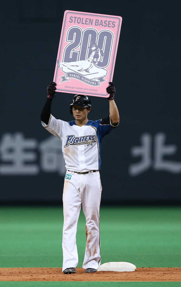２回、西川は通算２００盗塁を達成し記念ボードを掲げる（撮影・高橋茂夫）