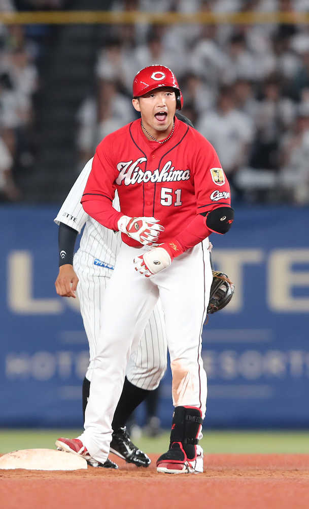 ７回１死二塁、鈴木は勝ち越しの左越え適時二塁打を放つ（撮影・沢田　明徳）
