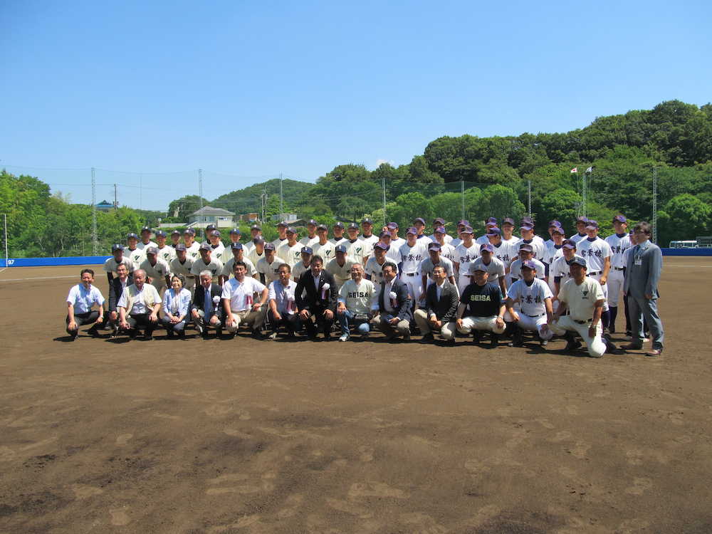 球場開きした「宮沢スタジアム」で記念撮影におさまる星槎国際湘南野球部ナインと関係者