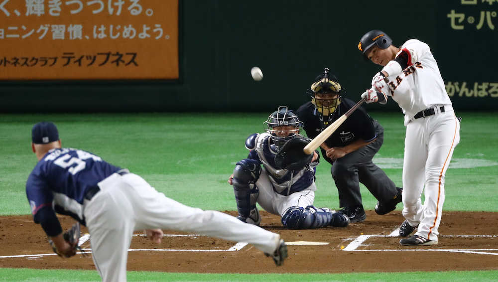 ＜巨・西＞初回、坂本勇は右越えに先頭打者本塁打を放つ（撮影・三島　英忠）