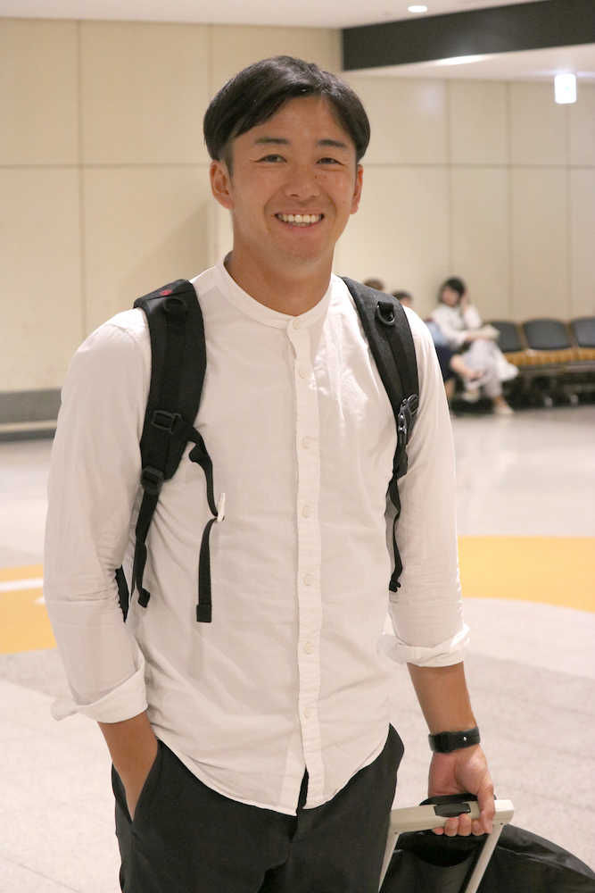 笑顔で新千歳空港に到着した日本ハムの斎藤