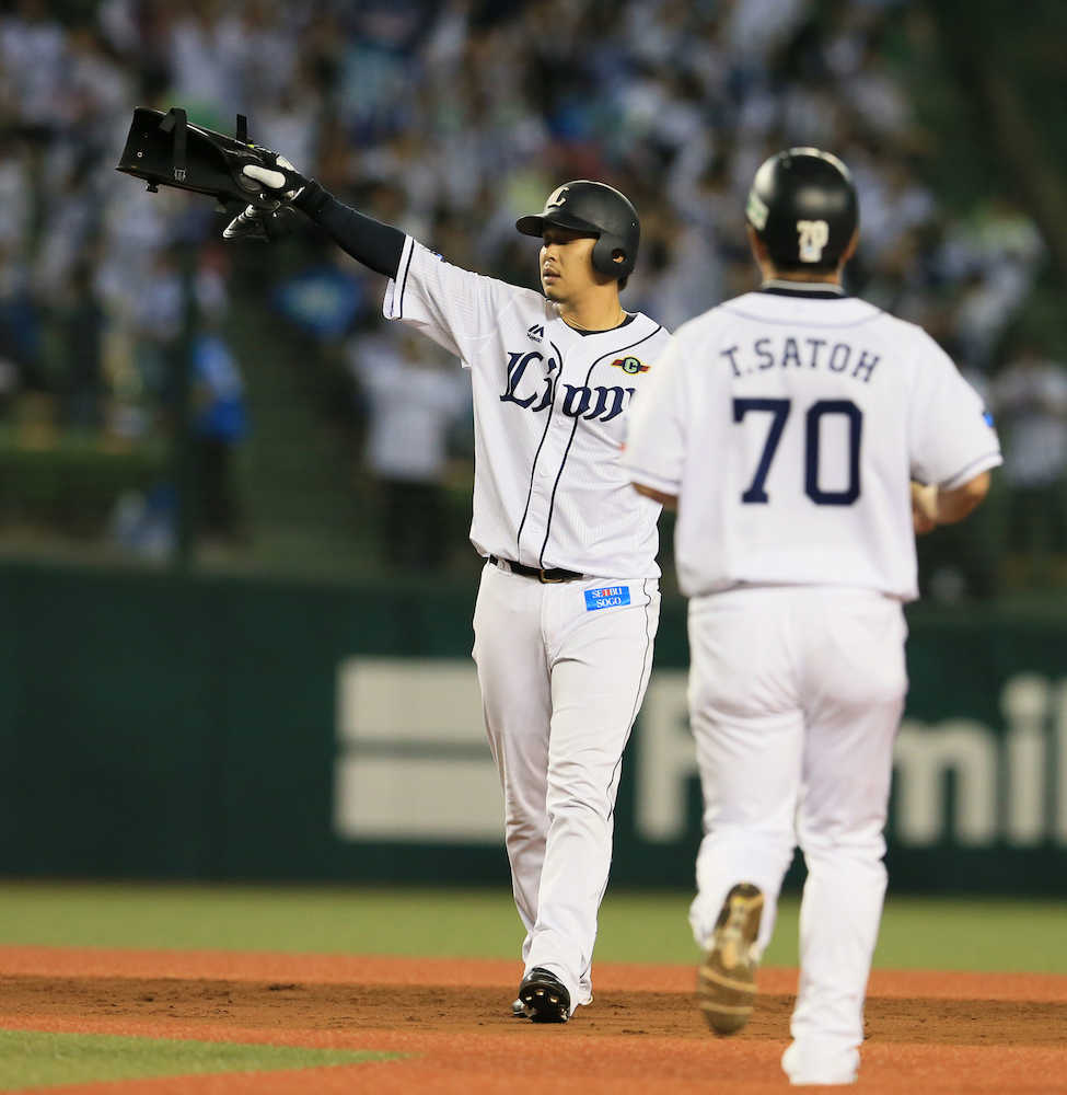 ８回１死一、二塁、同点適時二塁打を放った浅村（左）はベンチに向かって手を上げる（撮影・尾崎　有希）