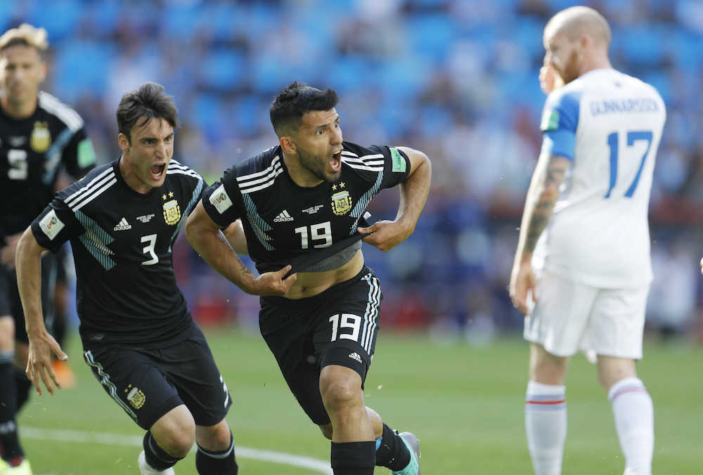 ＜アルゼンチン・アイスランド＞前半１９分、先制ゴールを決めて喜ぶアルゼンチン代表・アグエロ（中央）（ＡＰ）