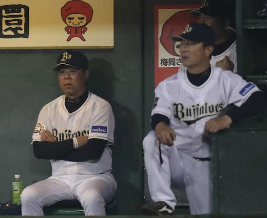 延長１０回、２死一塁、中村晃の打球がリクエストで、判定がファウルから勝ち越し本塁打に変わりあきれ顔の福良監督（右）　