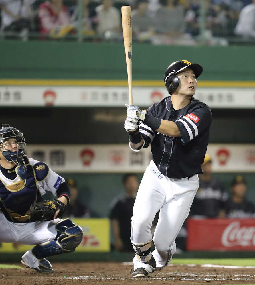 １０回２死一塁、中村晃は右越えに大飛球を放つ（撮影・井垣　忠夫）