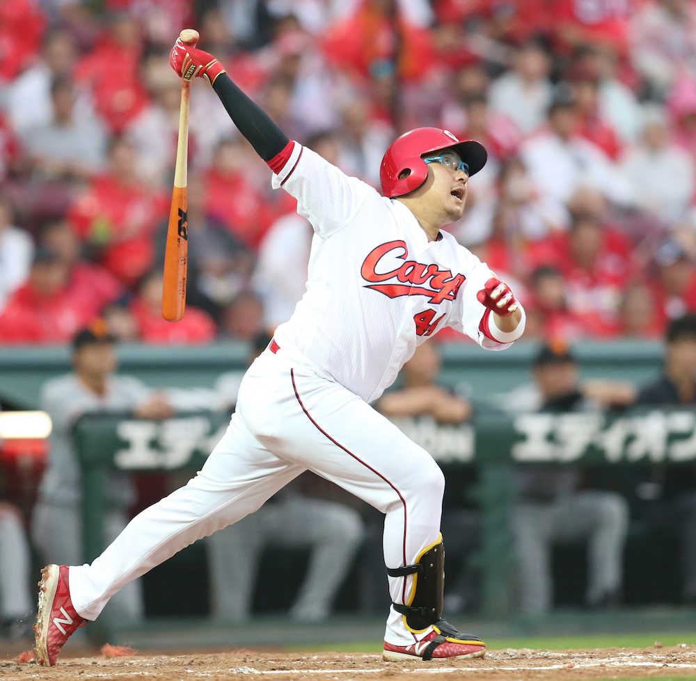 ＜広・巨＞初回１死、松山は右越えに同点の満塁本塁打を放つ（撮影・北條　貴史）