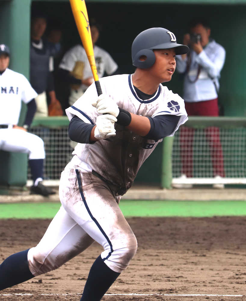 ＜札幌第一・とわの森三愛＞７回１死二、三塁、村田が右翼２点二塁打を放つ
