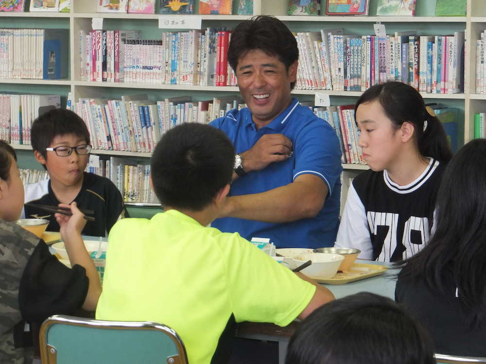 函館市立中島小学校を訪問し、児童らと給食を食べる日本ハム・稲葉篤紀ＳＣＯ