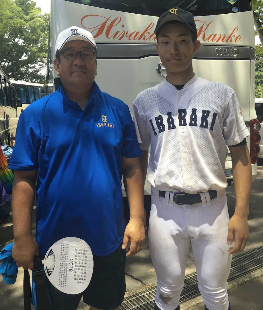 高校野球茨城大会・石下紫峰―茨城・元大洋の父、正大さん（写真左）と茨城の藤田主将