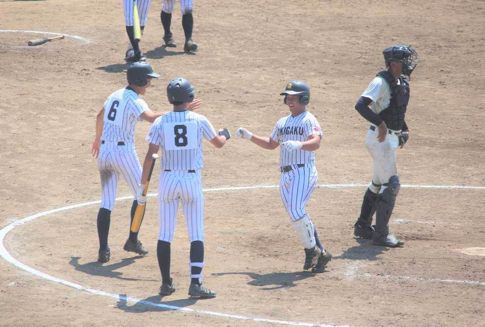 ＜沖学園・西日本短大付＞満塁弾の市川（右から２番目）はチームメートと喜びあう