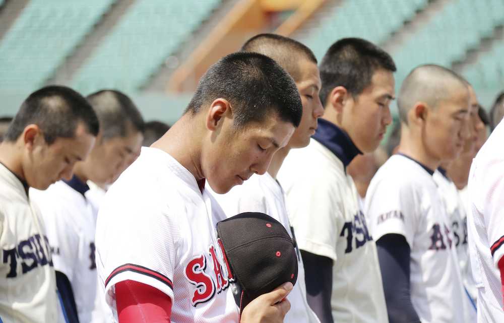 第１００回全国高校野球選手権岡山大会の開会式で、豪雨の犠牲者に黙とうをささげる選手たち