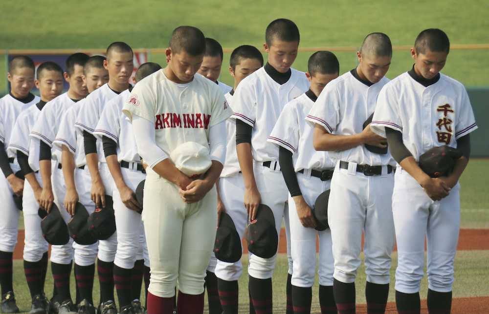 全国高校野球選手権大会の広島大会開会式で、西日本豪雨の犠牲者に黙とうをささげる選手たち