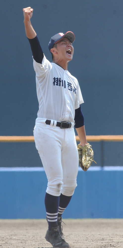 ２番手で好投した掛川西の夏目は４年ぶりの準決勝進出を決めガッツポーズ