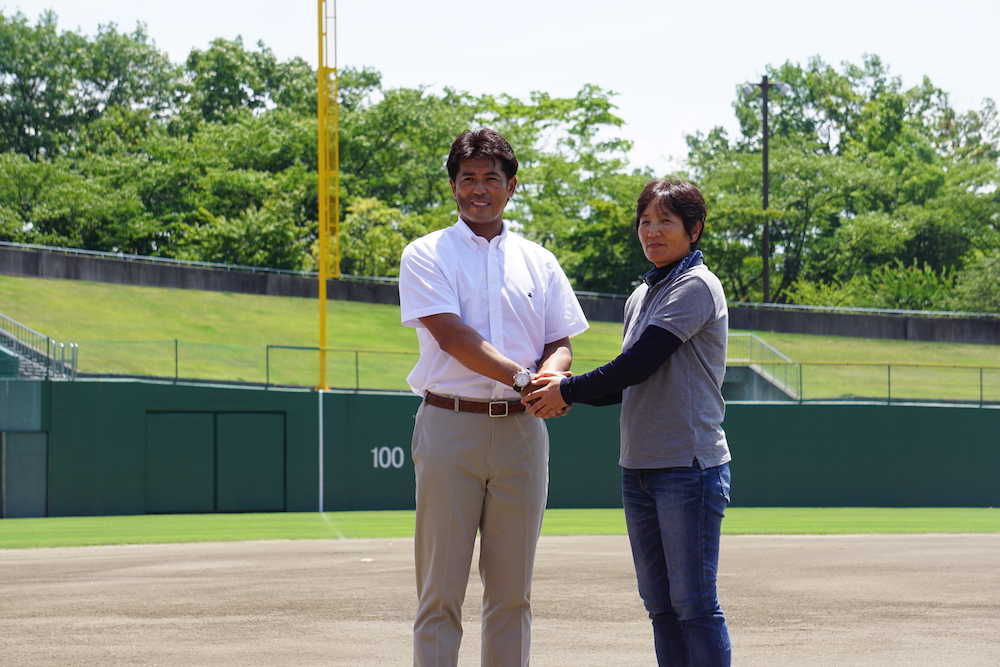 福島県営あづま球場を視察し、握手を交わす野球日本代表の稲葉監督とソフトボール日本代表の宇津木監督
