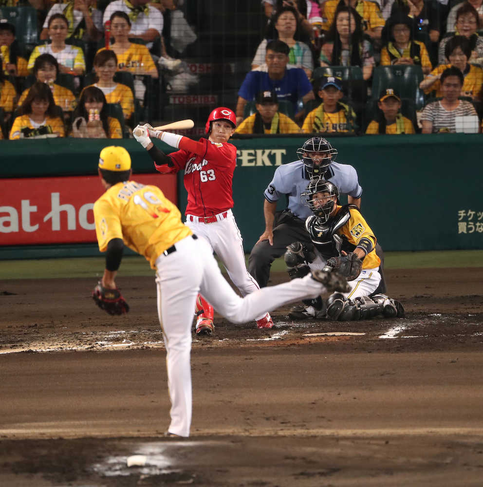 初回１死満塁、西川は左線に２点適時二塁打を放つ（撮影・坂田　高浩）
