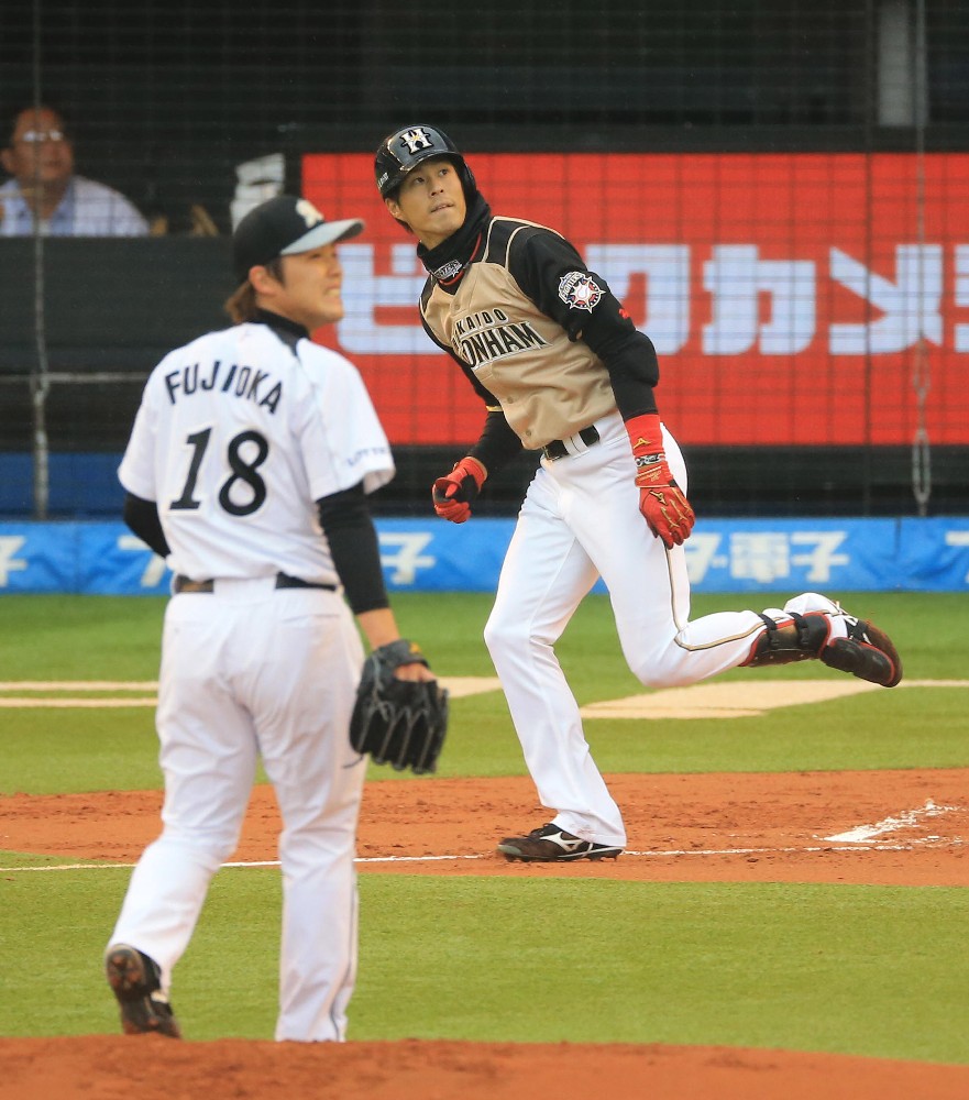 １５年４月の対戦でロッテの藤岡貴（左）からプロ初本塁打を放つ日本ハムの岡