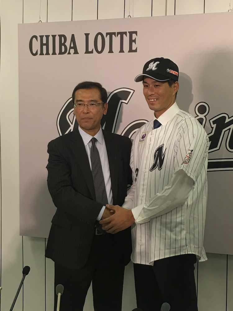ロッテにトレード移籍した岡大海外野手は、入団会見で林信平球団本部長と握手
