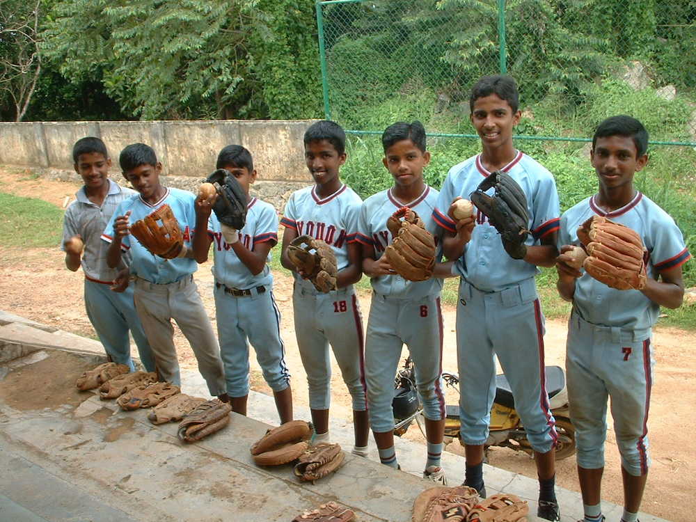 西武・野球用具寄付先のスリランカの野球少年