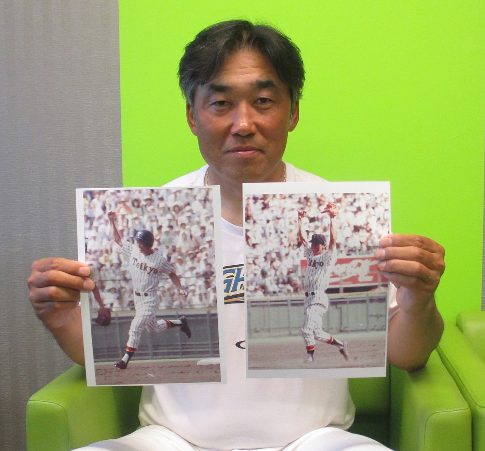 帝京時代に平成最初の夏の甲子園優勝投手になった日本ハム・吉岡２軍打撃コーチ。当時の写真を持って、高校時代の思い出を語る