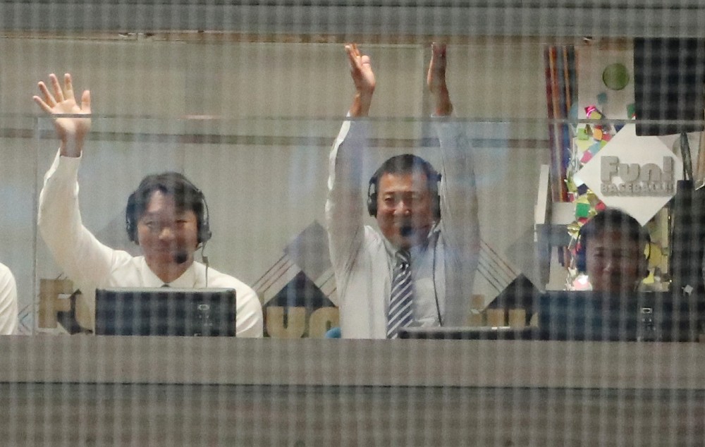 ヒーローインタビューの阿部に手を振るテレビ解説の（左から）松井氏、原氏、赤星氏