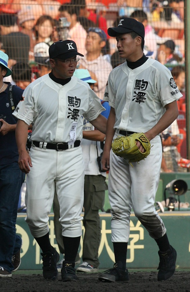 ０６年８月、南陽工との試合終了後、田中将大（右）に声を掛ける香田誉士史監督
