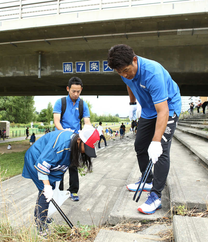 「キープ！クリーンウォーター　エコプロジェクト」豊平川下線掃除の参加者達とゴミを拾う稲葉ＳＣＯ（撮影・高橋茂夫）