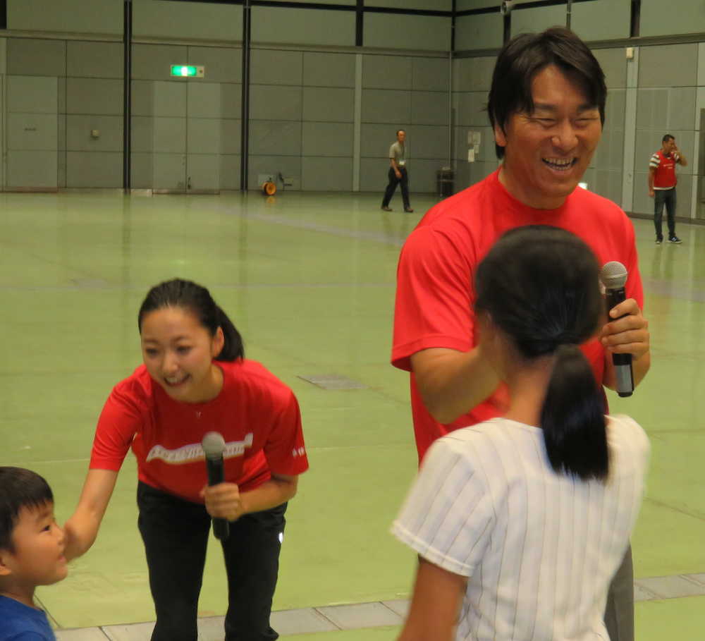 親子スポーツイベントで子どもたちとハイタッチする松井秀喜さんと畠山愛理さん