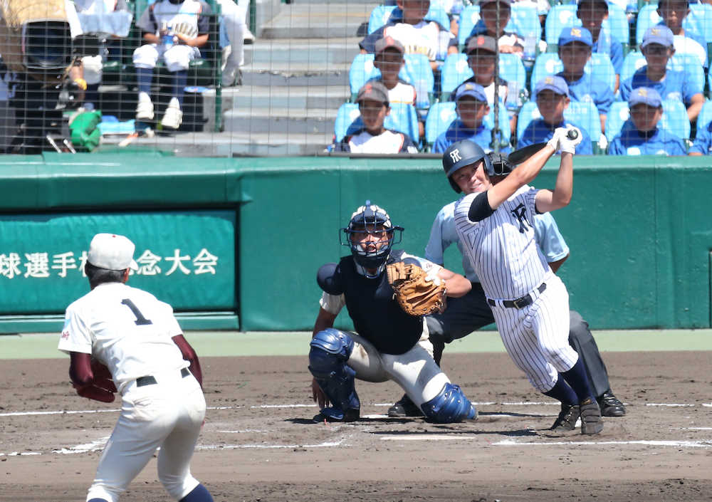 ６回２死三塁、常葉大菊川・岡田は遊撃に適時内野安打を放つ（撮影・北條　貴史）
