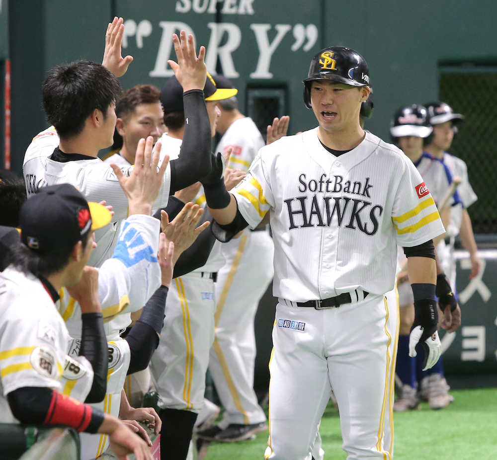 ２回無死一塁、２ランを放った長谷川勇はナインの出迎えを受ける（撮影・岡田　丈靖）