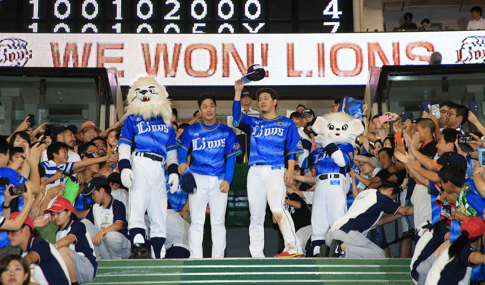 ＜西・日＞試合後、平井（左）とファンの声援に応える浅村　（撮影・白鳥　佳樹）