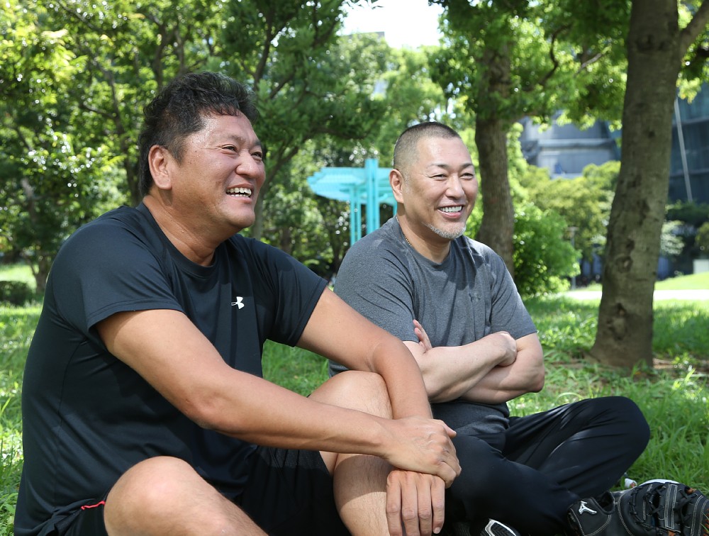 キャッチボール後に木陰で談笑する佐々木氏（左）と清原氏