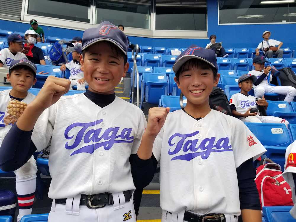 サヨナラ打を放った、多賀少年野球クラブの松田（左）と勝利投手の木戸