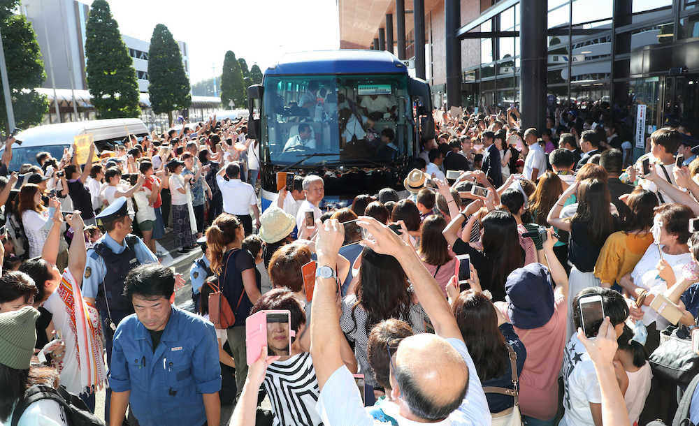 金足農ナインが乗ったバスを大勢の人々が取り囲む（撮影・西尾　大助）