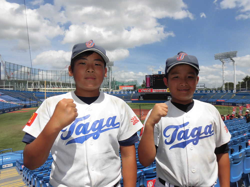 延長８回に本塁打を放った多賀少年野球クラブの高田（左）と松井