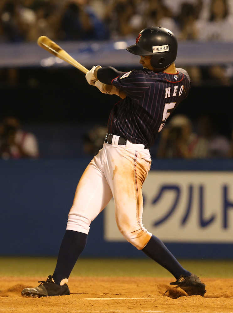 ５回無死、中越えへ三塁打を放つ高校日本代表・根尾（撮影・近藤　大暉）