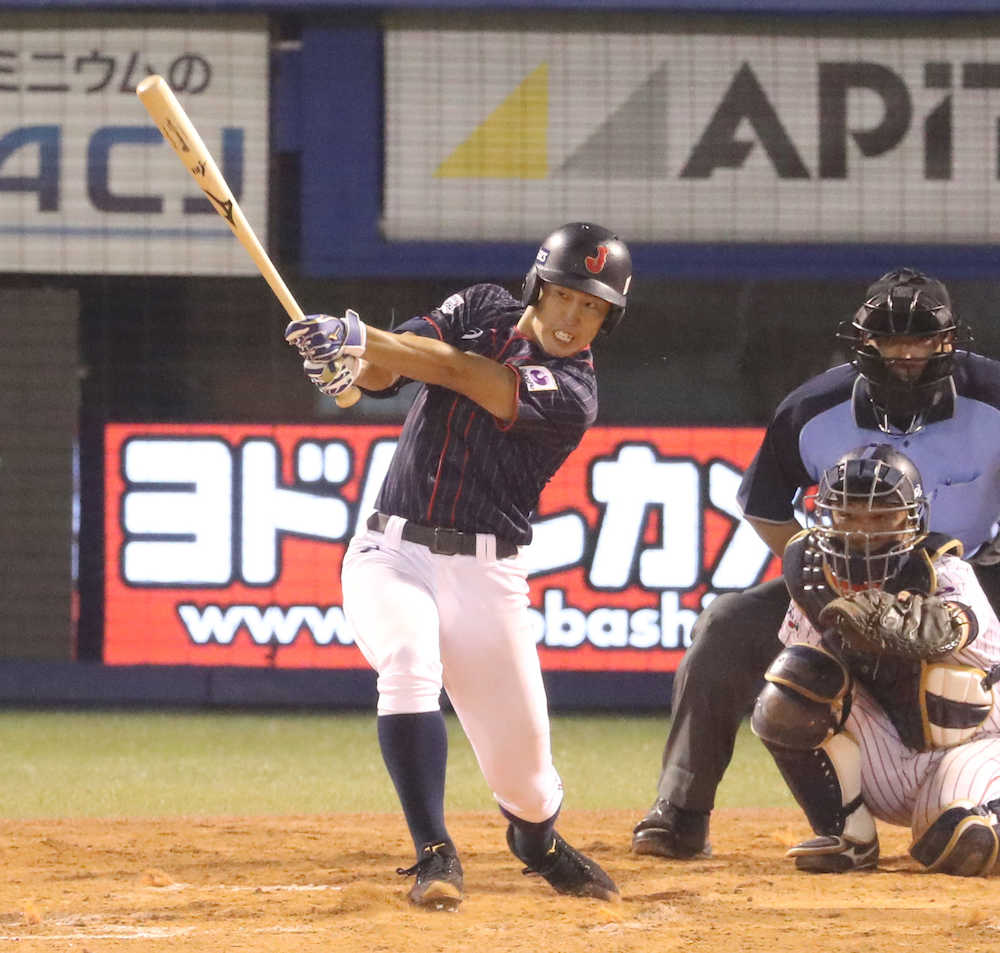 ８回１死、高校日本代表・小園は本塁打を放つ（撮影・西川祐介）