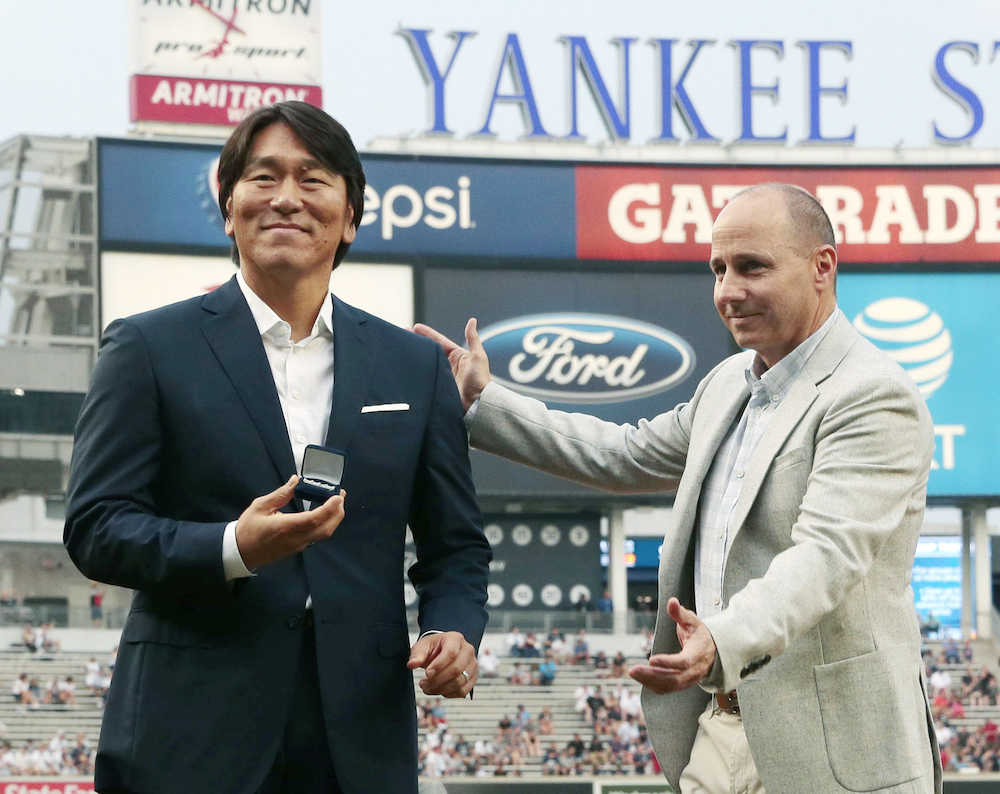 日本での野球殿堂入りを祝う式典に出席した元ヤンキースの松井秀喜氏。右はキャッシュマンＧＭ