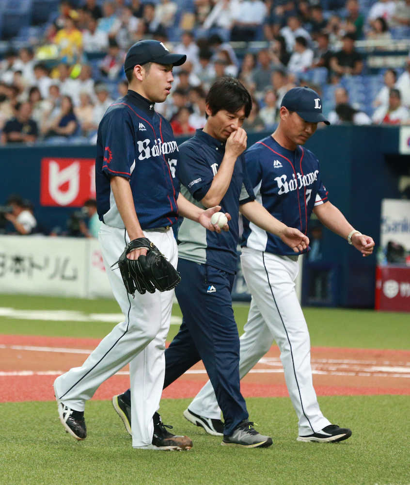 ２回裏２死一塁、武田の時に治療でベンチに戻る菊池（左）　（撮影・奥　調）