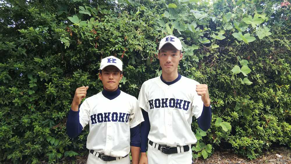 ５回無失点と好投した伊藤司投手（右）とサヨナラ打を放った川口彰太捕手