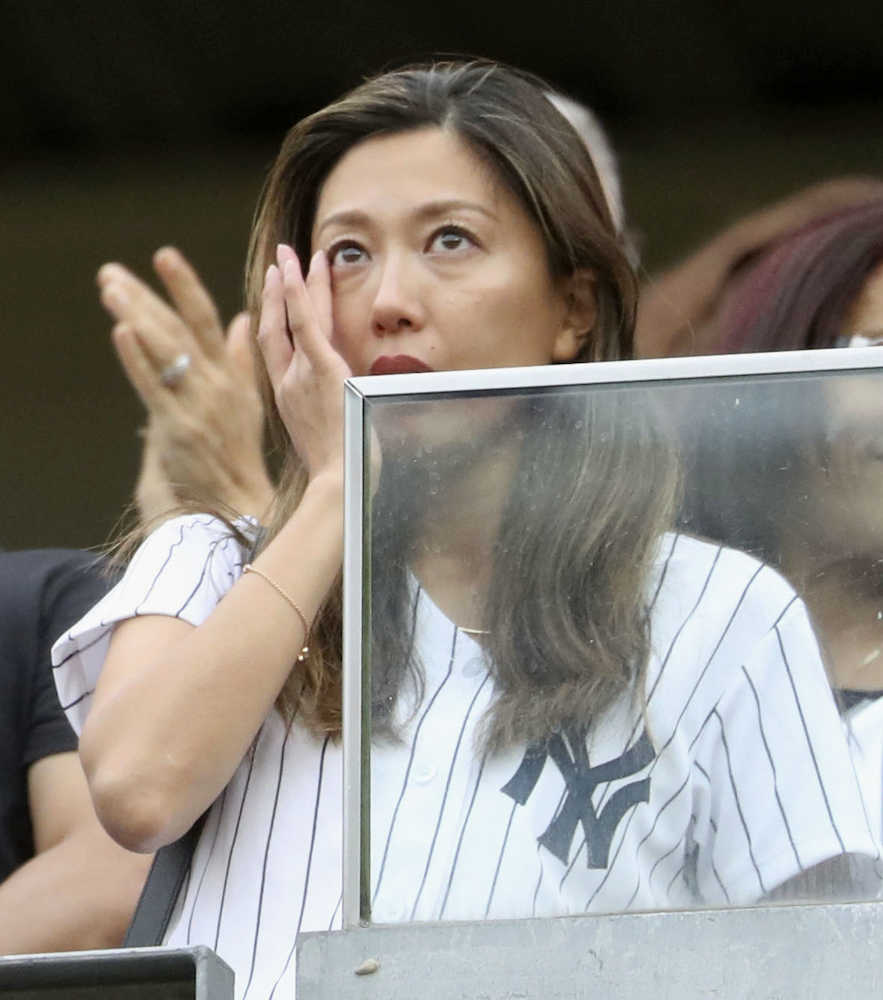 タイガース戦の７回、ヤンキース・田中がピンチを切り抜けた場面で、スタンドで涙を流す夫人の里田まいさん
