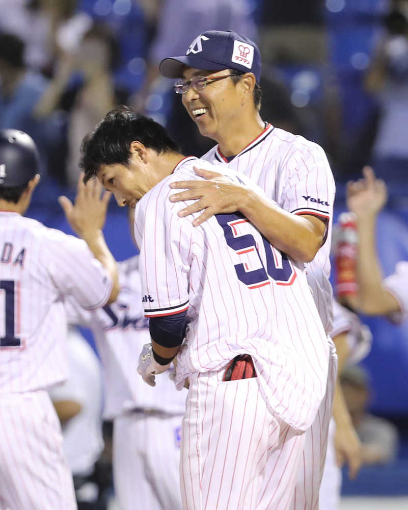 ４日の中日戦１１回２死一、二塁、サヨナラ弾のヤクルト・上田（手前）を小川監督が笑顔で抱き寄せる（撮影・大塚　徹）