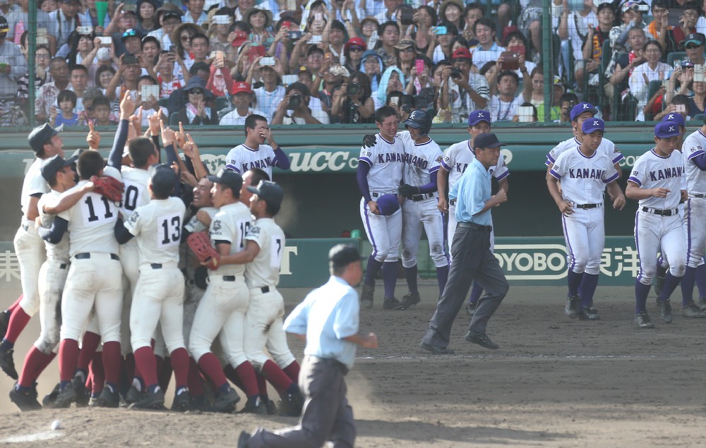 平成最後の甲子園決勝はまさに「昭和の野球ＶＳ平成の野球」だった。歓喜の大阪桐蔭ナインと肩を落とす金足農ナイン