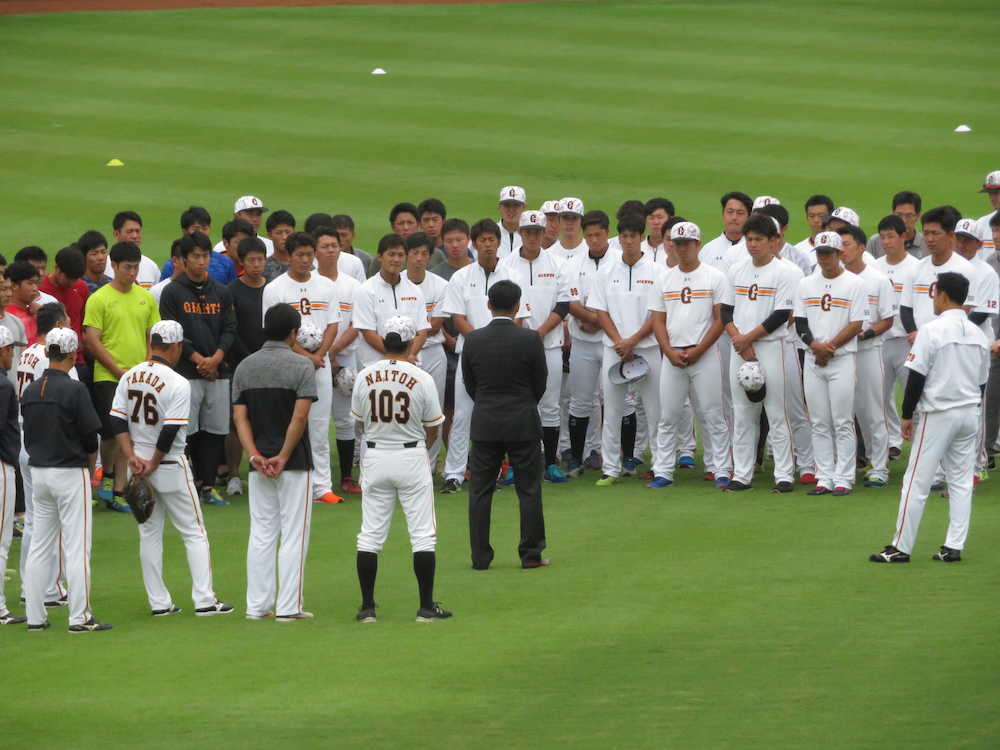 ジャイアンツ球場を訪れ、引退報告を行った巨人・杉内（中央）。円陣の真ん中に立ってあいさつする