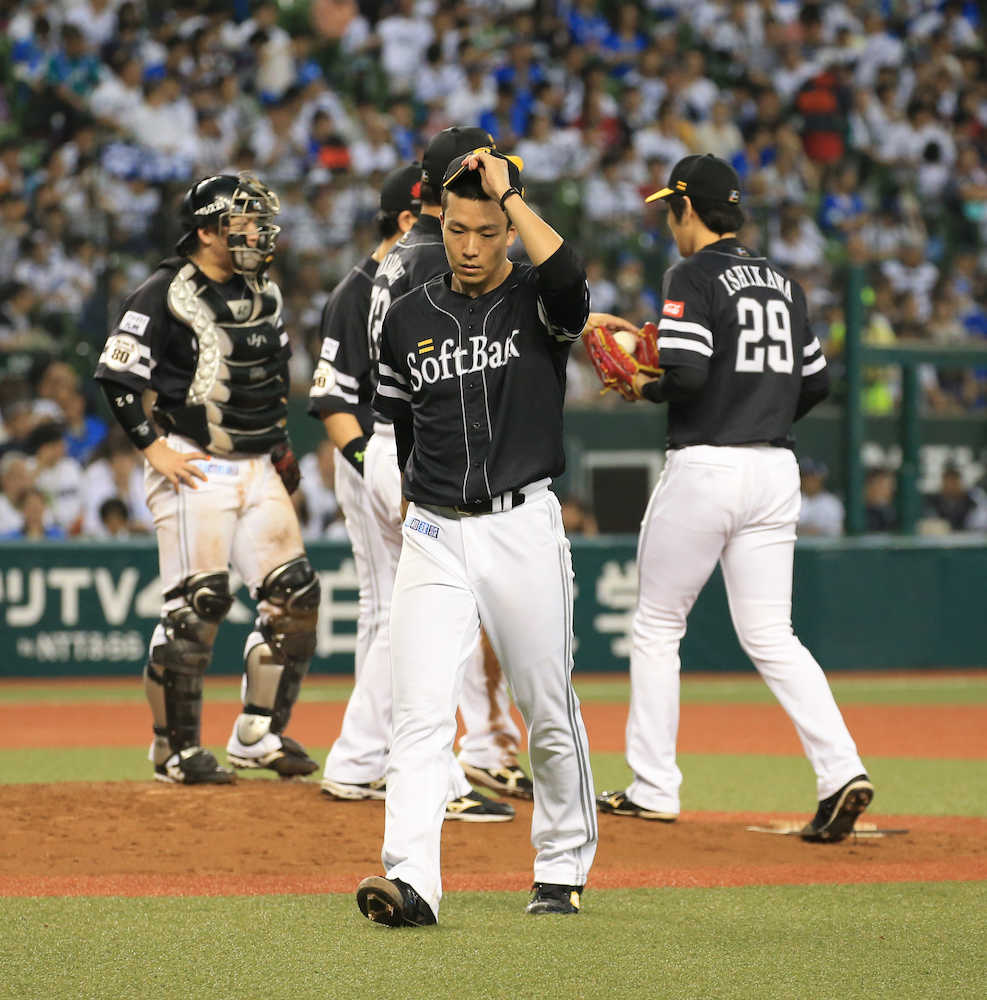 ＜西・ソ＞５回途中で降板するソフトバンク・千賀　（撮影・白鳥　佳樹）