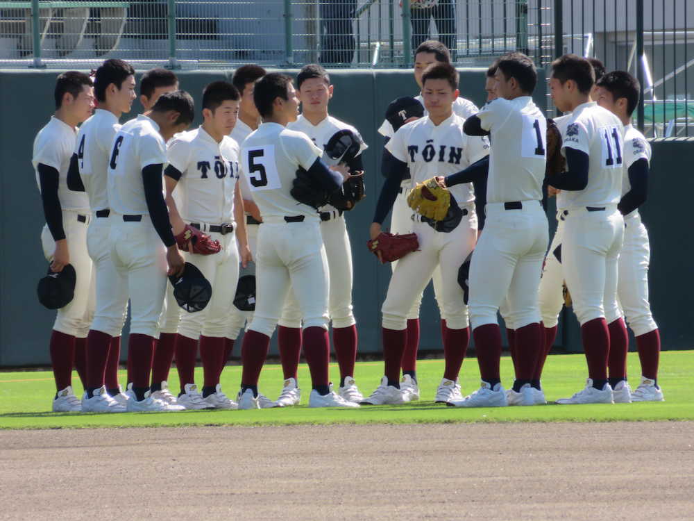 １回戦・下関国際戦を前に外野で円陣を組む大阪桐蔭の選手たち。中央、背番号５は中川主将