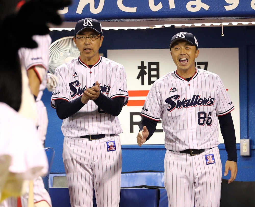 ＜ヤ・巨＞２回無死一塁　大引の先制２ランに笑顔を見せる小川監督（左）と宮本コーチ