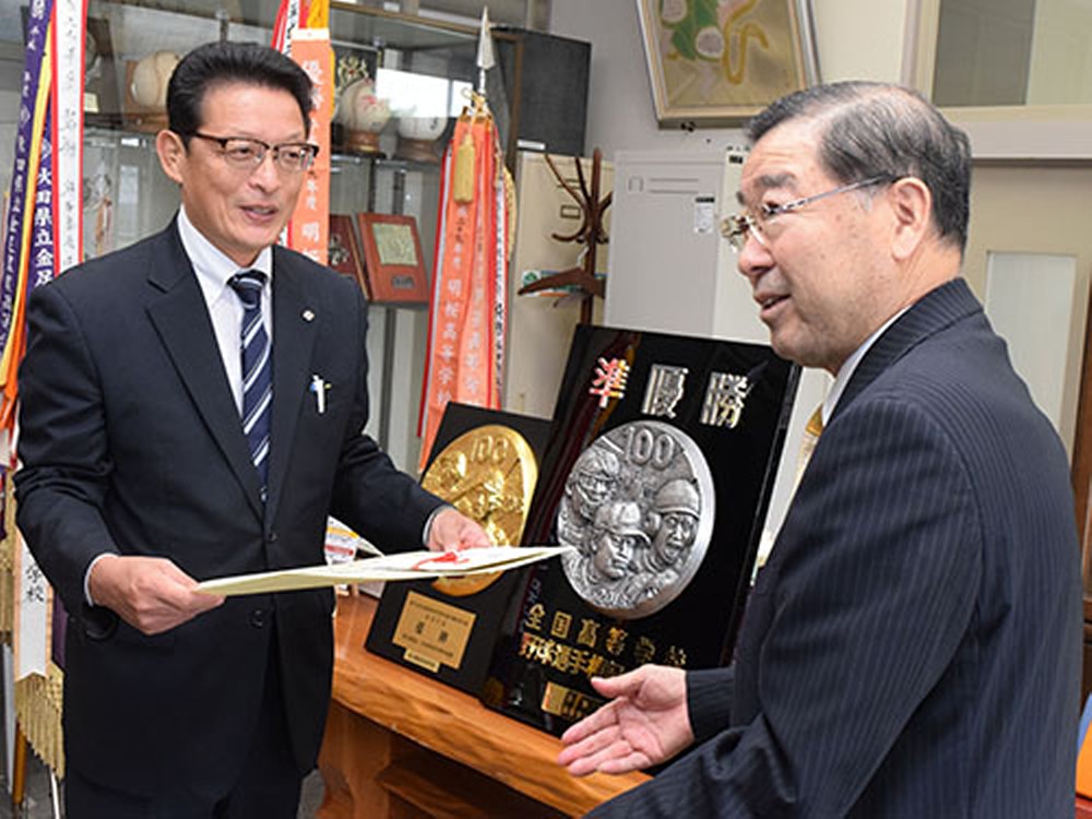 金足農業高の活躍を称えて小野教頭(左)に感謝状を贈る日本農業新聞社の大橋信夫会長